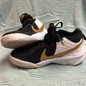 Nike Hustle D 10 Basketball Shoes Size 4.5Y Black Gold
